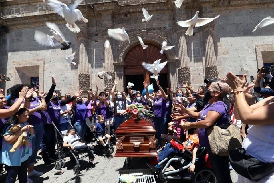 'Tú nos vas a guiar. Eres la Luz de nuestro camino'. Así despidieron familiares y amigos a Luz Rebeca Padilla Gutiérrez a su salida de la misa.