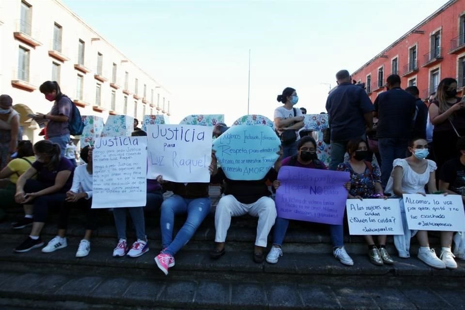 Alrededor de 60 personas se congregaron esta tarde frente a la Presidencia Municipal de Zapopan para exigir la renuncia de funcionarios omisos en el caso Luz Raquel.