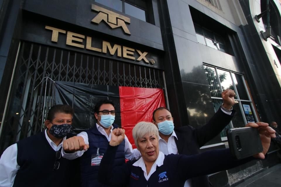 Telefonista colocaron ayer banderas rojinegras en instalaciones de Telmex en Eje Central Lázaro Cárdenas esquina Avenida Juárez, Colonia Centro.
