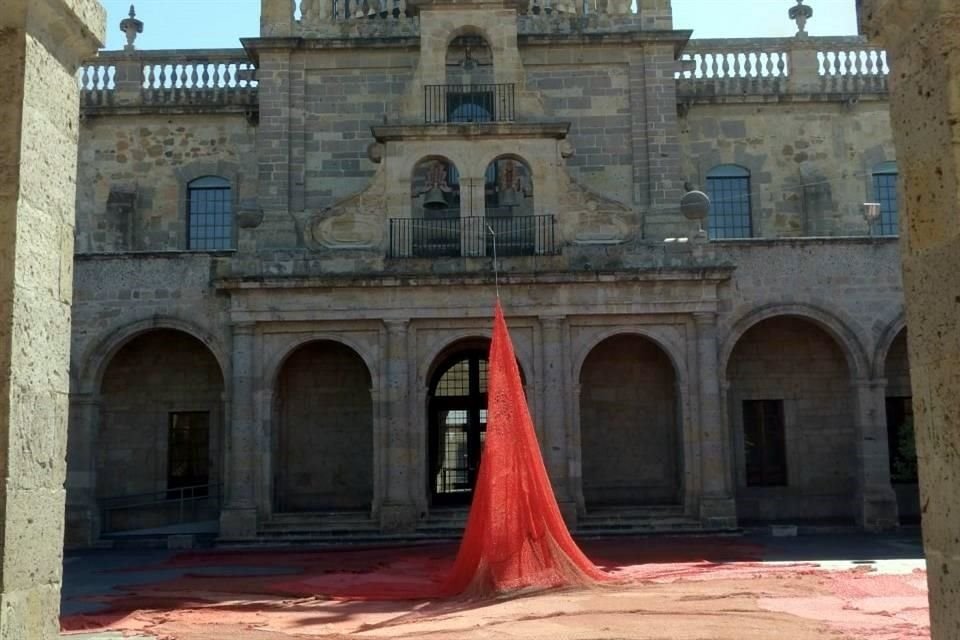 En el Patio de los Naranjos se instaló la pieza 'Sangre de mi Sangre', de Colectiva Hilos.