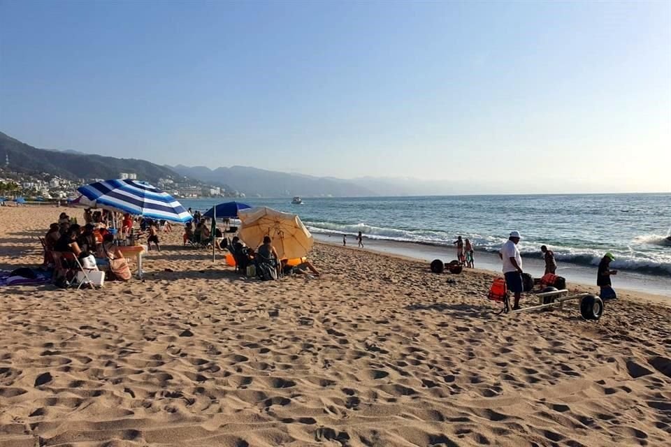 A los turistas les cuesta obedecer la petición de desalojar la zona a las 17:00 horas.