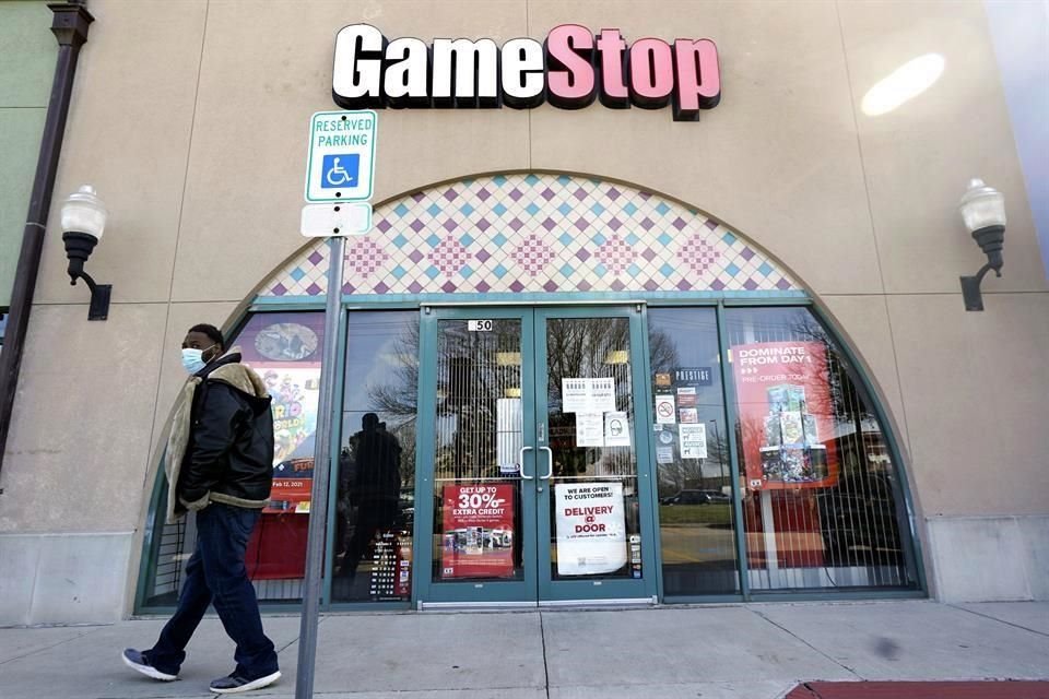 GameStop está en el proceso de trasladar su negocio del modelo minorista de tiendas físicas a un negocio de comercio electrónico.