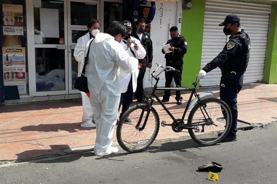 Los peritos de la Fiscalía local llegaron al lugar antes de las 15:00 horas, para levantar el cadáver.