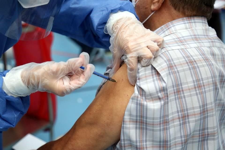 Ante el plan de que en agosto sea el regreso a clases en Jalisco, el titular de Salud en la entidad pide a la Federación vacunar a maestros.