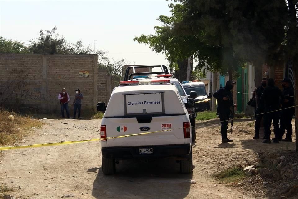 La víctima, de entre 20 y 22 años, estaba ensangrentada y fue encontrada entre maleza y escombro.