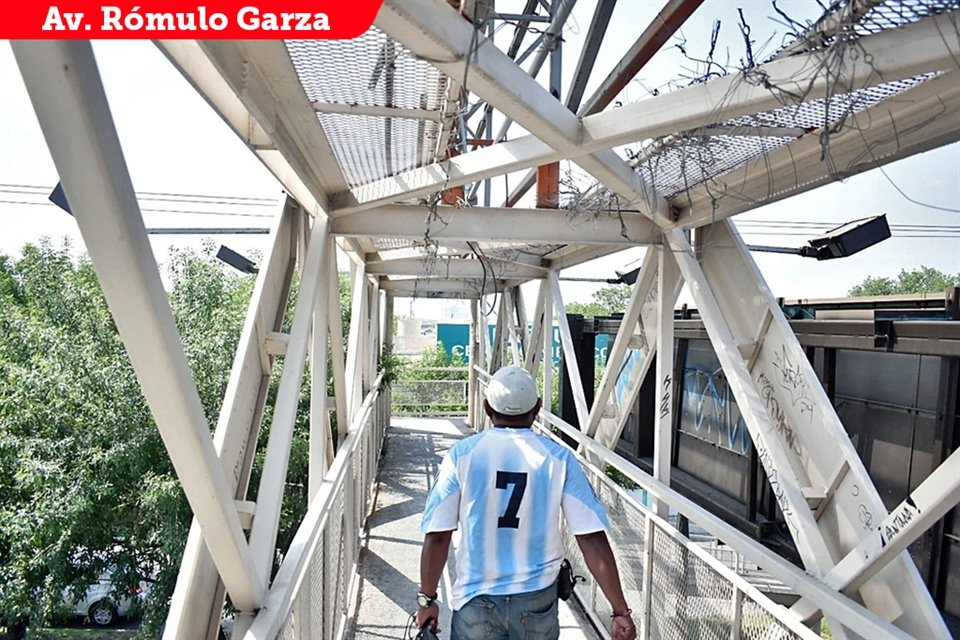 En San Nicolás, cableado eléctrico pasa muy cerca de los peatones que utilizan el puente peatonal ubicado por Citadel.