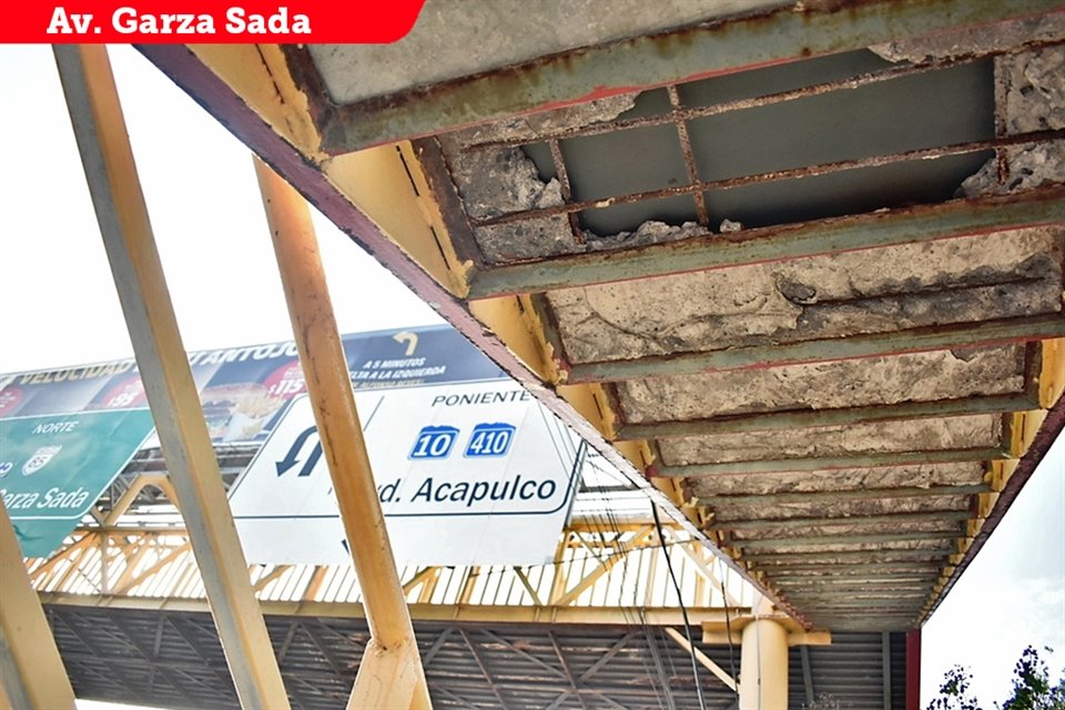 Aunque se han realizado reparaciones sobre el puente, en la parte posterior continúan los daños en las escaleras.