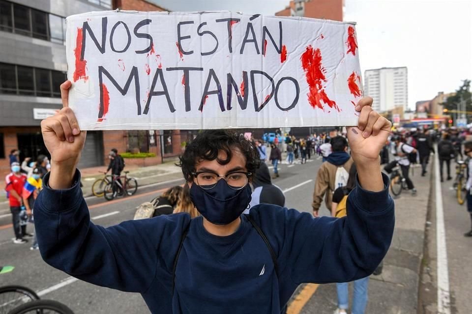 Un manifestante en Bogotá durante las protestas en contra del Gobierno de Iván Duque.