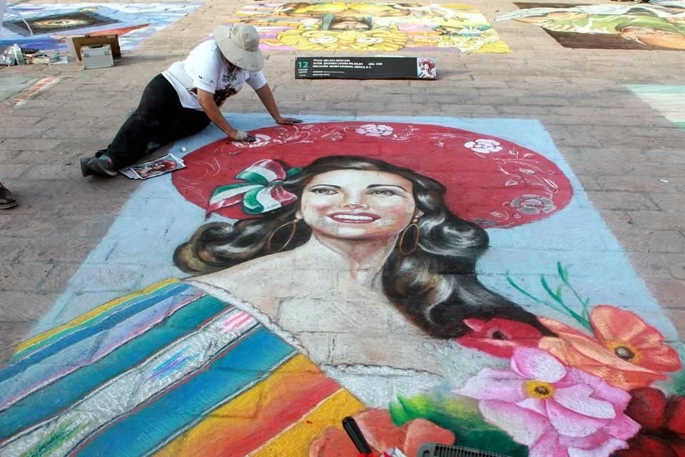 Las creaciones con gises pastel han sido creadas en la Macroplaza por jóvenes en distintas ediciones.