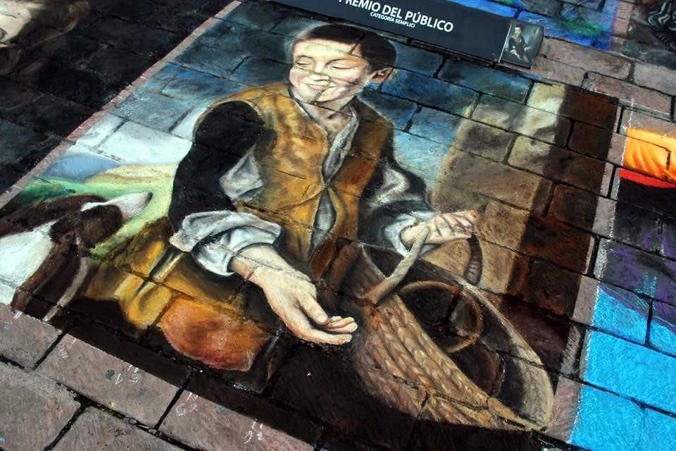 En el festival Bella Vía el público admira cómo jóvenes artistas crean en el momento sus obras con gis pastel.