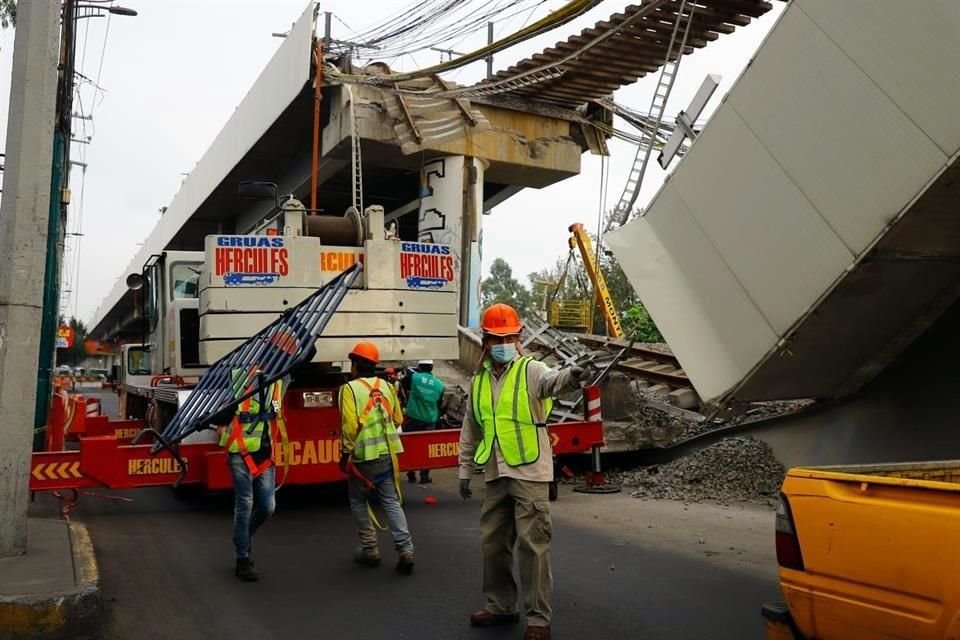 Pasadas las 8:00 horas, comenzó con el retiro de balasto y la limpieza general de los elementos no estructurales que representan un riesgo para quienes laboran en la avenida.