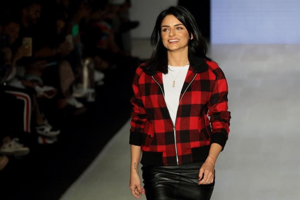 Aislinn Derbez fue operada por apendicitis y ya se encuentra en casa. 