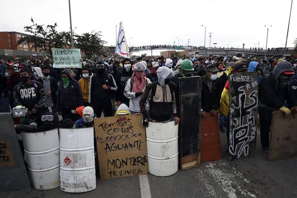 Manifestantes contra el Gobierno durante una protestas el lunes en Bogotá.