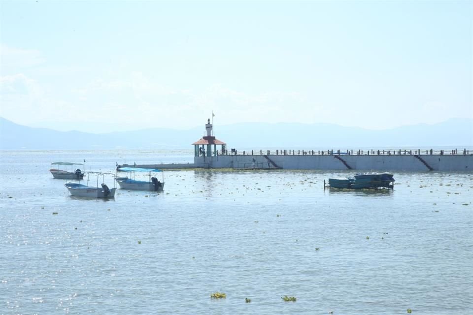 Aspectos del Lago de Chapala que con el temporal de lluvias subió su nivel de agua.