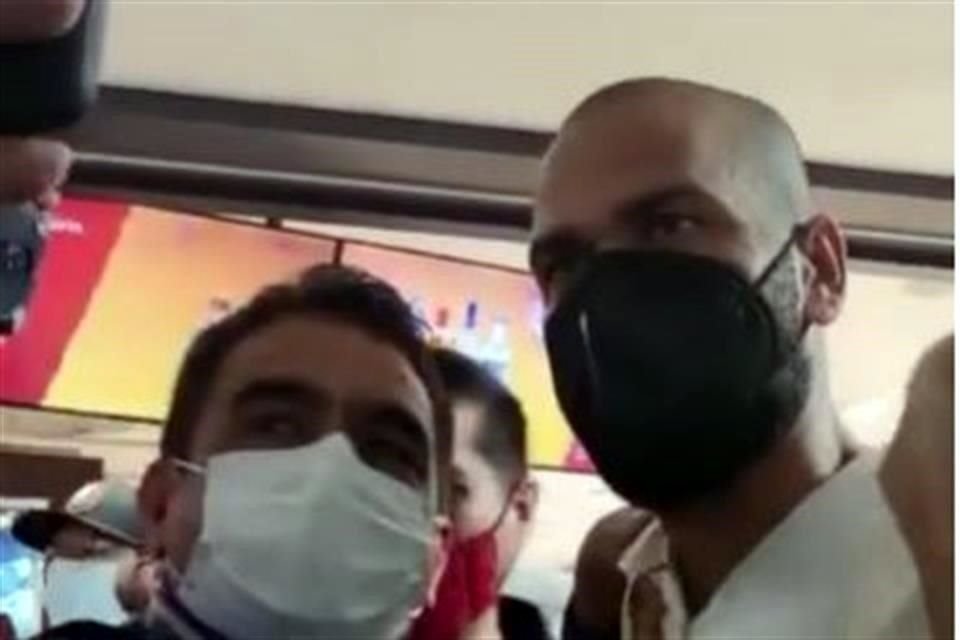 Algunos aficionados pudieron tomarse la foto con Dani Alves.