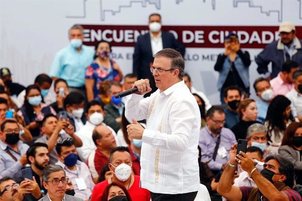 El evento no fue organizado por el partido Morena, sin embargo, simpatizantes portaron camisas y banderas.