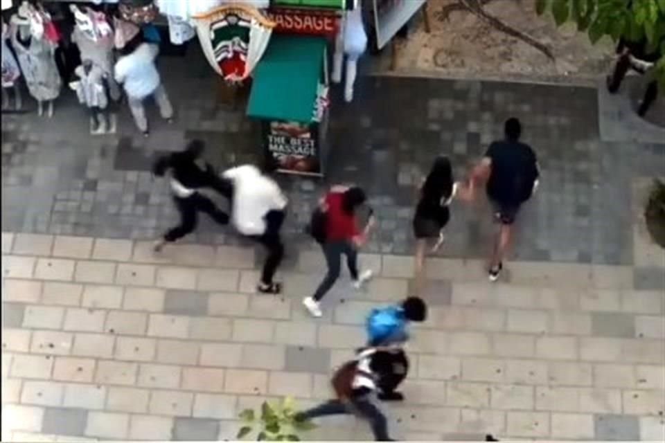 La balacera en la Quinta Avenida, de Playa del Carmen, fue captada por cámaras de seguridad de la zona.