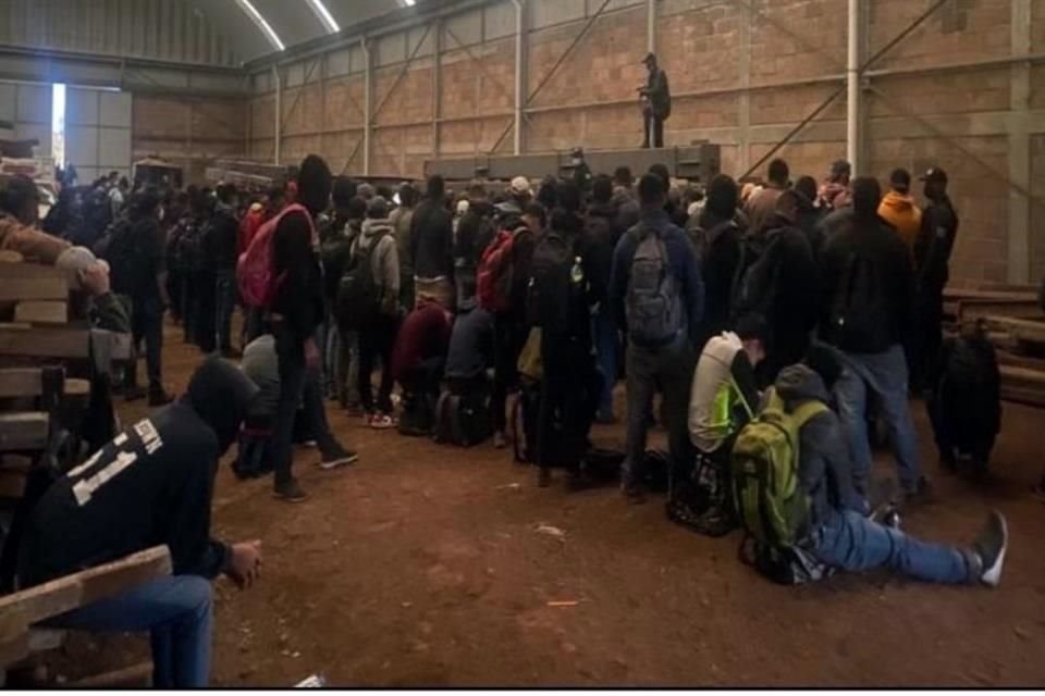 Al menos 230 migrantes fueron rescatados en una bodega en la México-Querétaro.