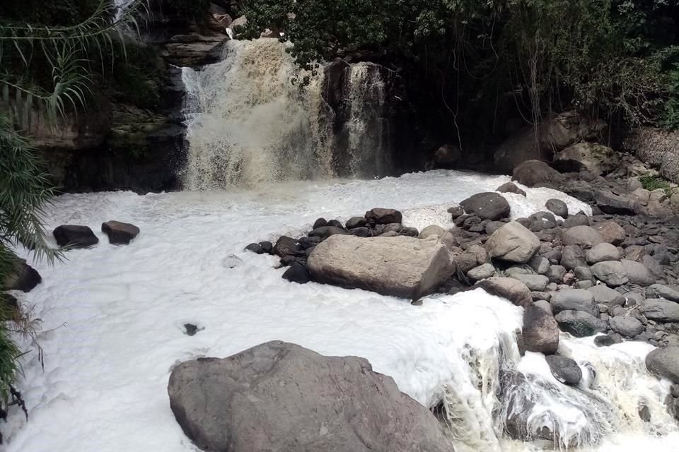 Aguas negras sin tratar descargadas en la barranca y se incorporan al río Santiago.