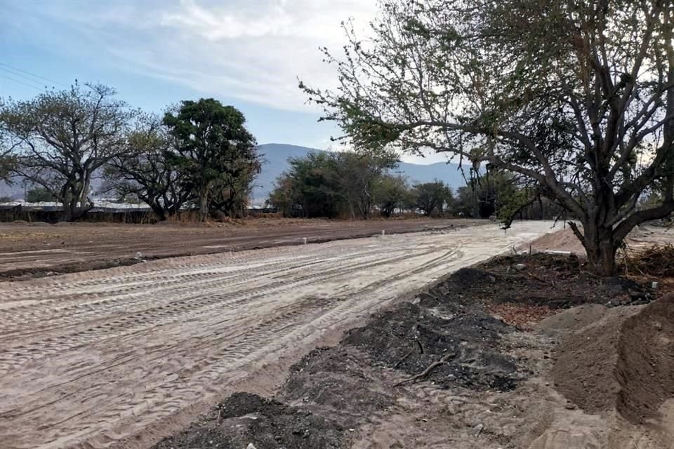 Las obras del Fraccionamiento Rocazul invaden un cauce que desemboca en el Lago de Chapala.