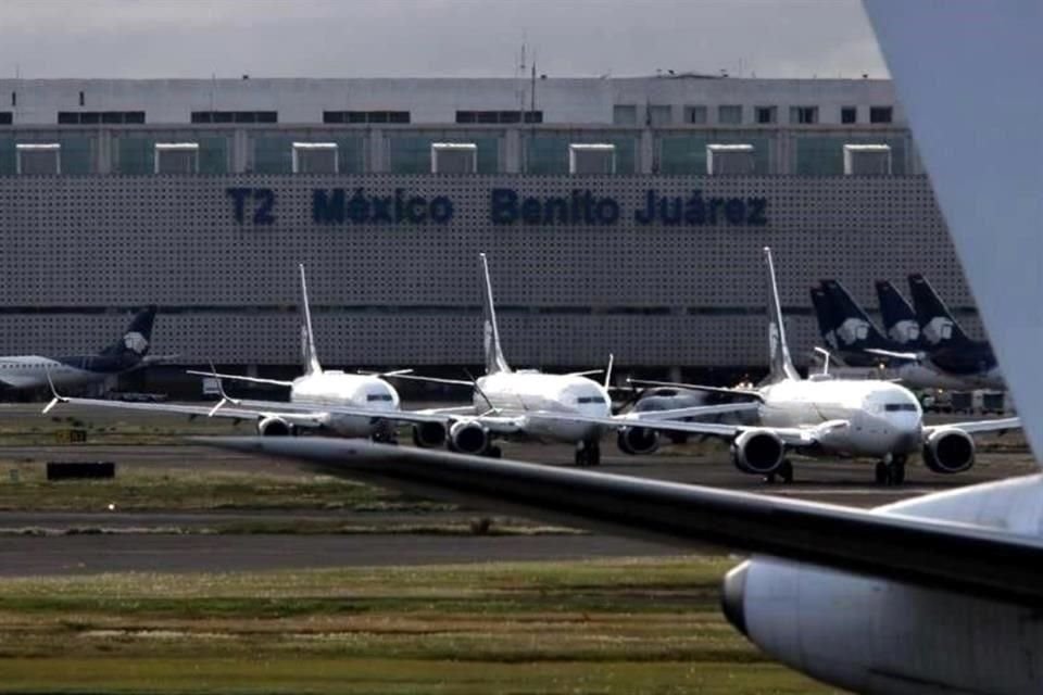 El Presidente aseguró que evalúan construir de nuevo o apuntalar la Terminal 2 del AICM debido a que presenta fallas estructurales.