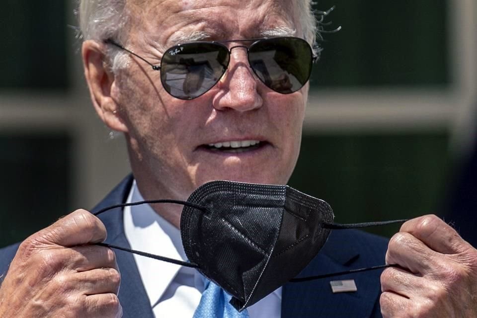 El Presidente de EU, Joe Biden, se retira la mascarilla al hablar en el Rose Garden de la Casa Blanca.