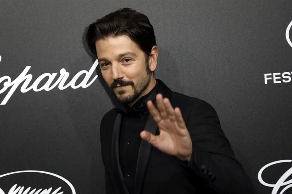 Diego Luna convirtió su casa en estudio de grabación para realizar el doblaje de Chip, al que presta su voz en 'DC Liga de Súpermascotas'.