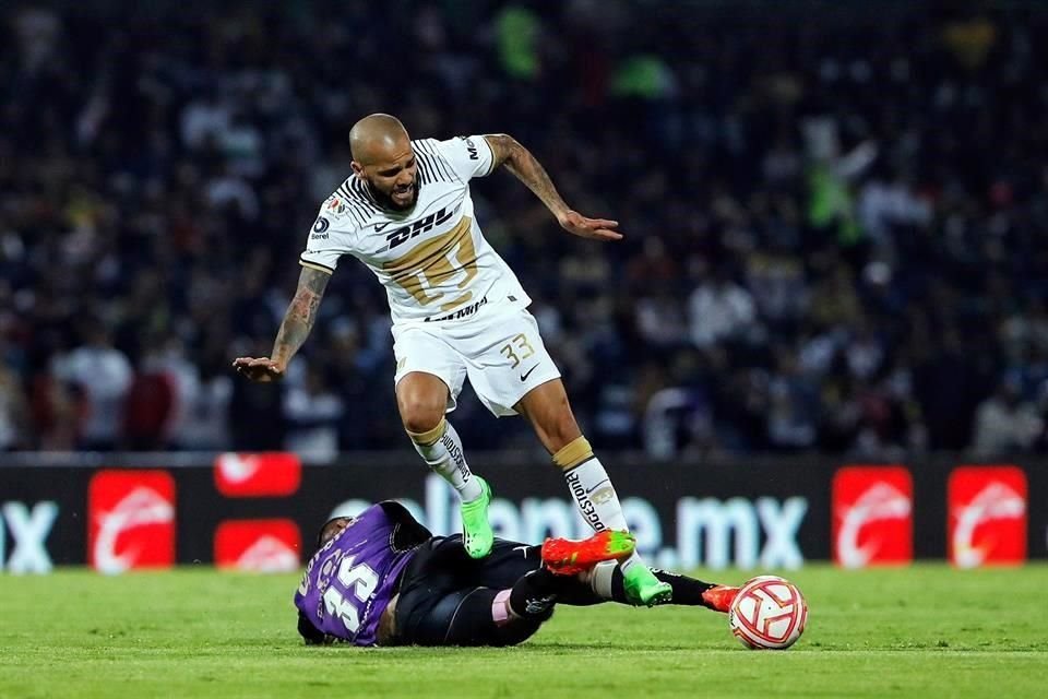 El lateral no se salvó de las faltas en su debut.