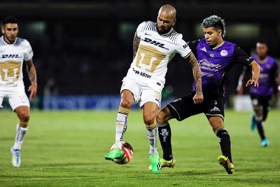 Alves fue muy aplaudido por los aficionados.