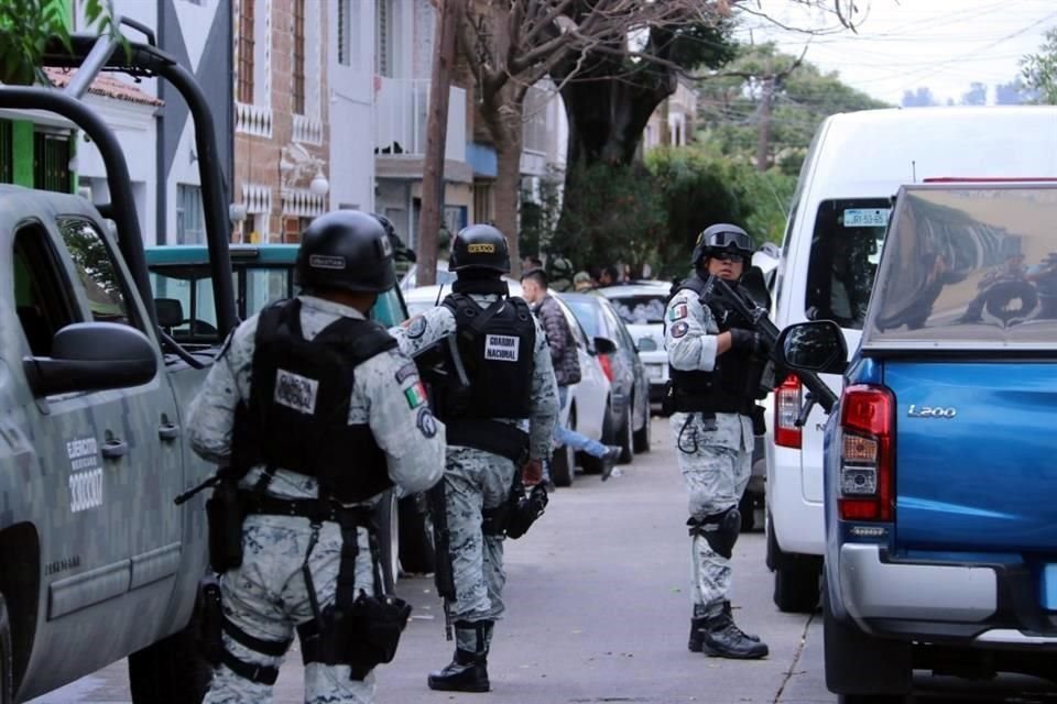 En el perímetro había al menos ocho camionetas y tres tanquetas de la Sedena, así como cinco unidades de la Guardia Nacional; todas las unidades artilladas.