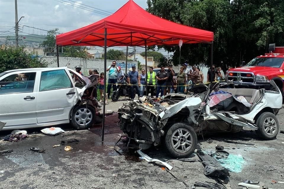 Un muerto, 7 lesionados y el cierre parcial de la Carretera a Chapala fue el saldo del choque.