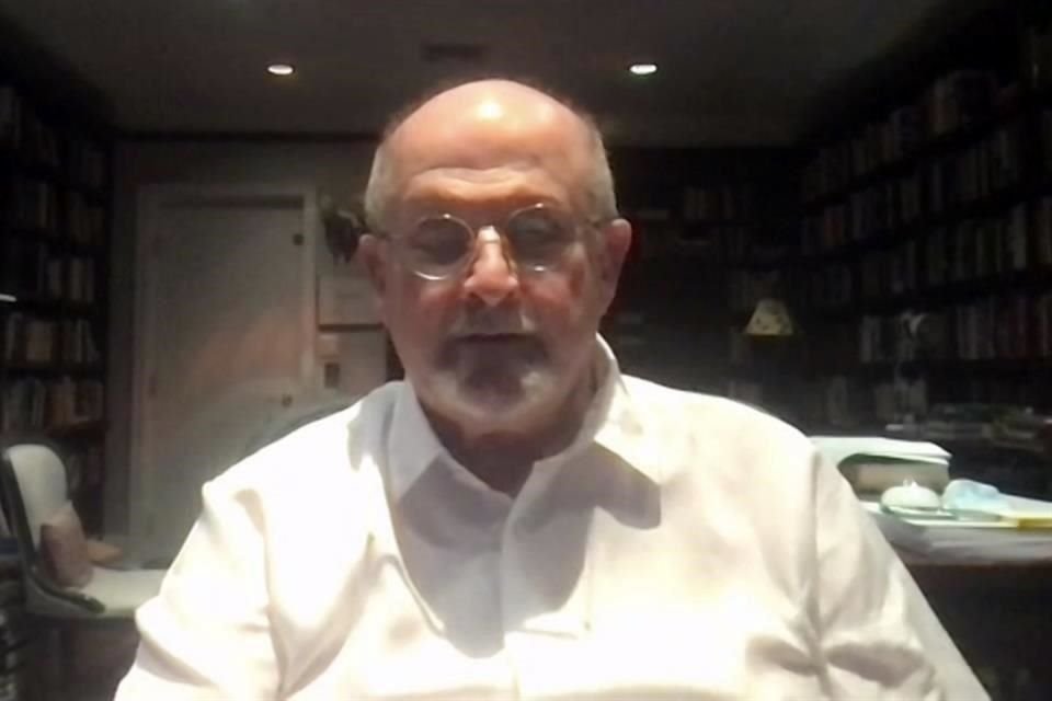 Salman Rushdie durante la conferencia virtual 'La Novela y los Idiomas de la Verdad', que ofreció esta noche como parte del programa de Guadalajara como Capital Mundial del Libro 2022.