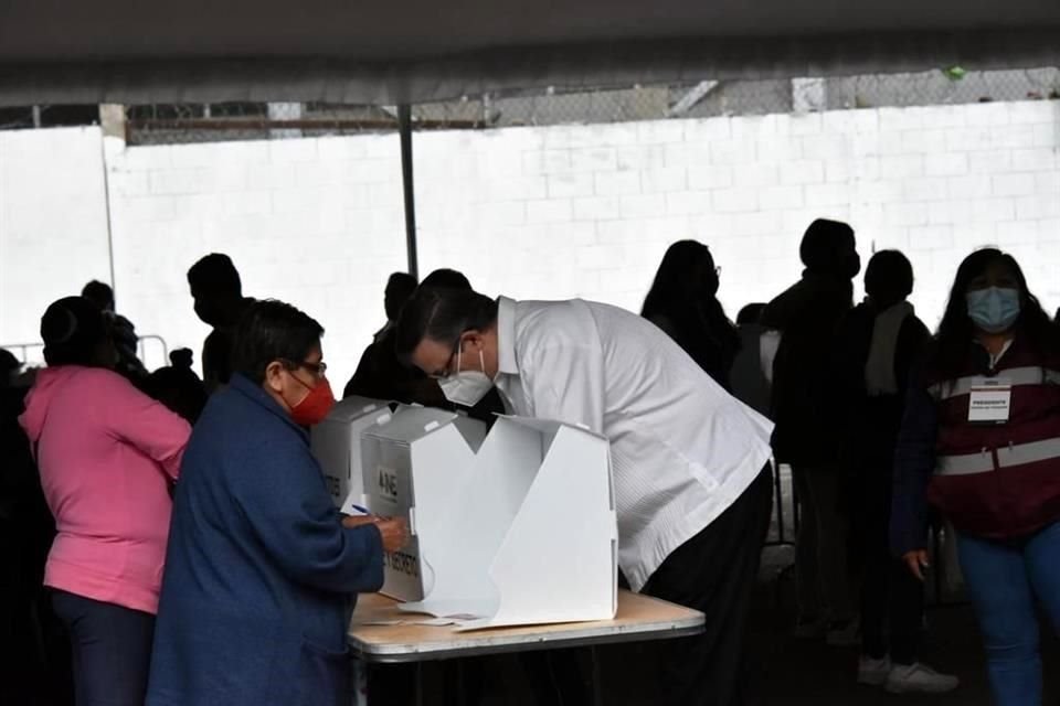 El Canciller Marcelo Ebrard emitió su votó a las 9:00 horas en el distrito 12.