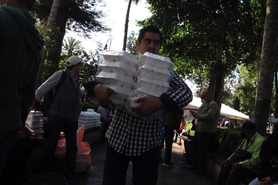 Los loches se repartieron mientras la gente esperaba en la fila para emitir su voto.