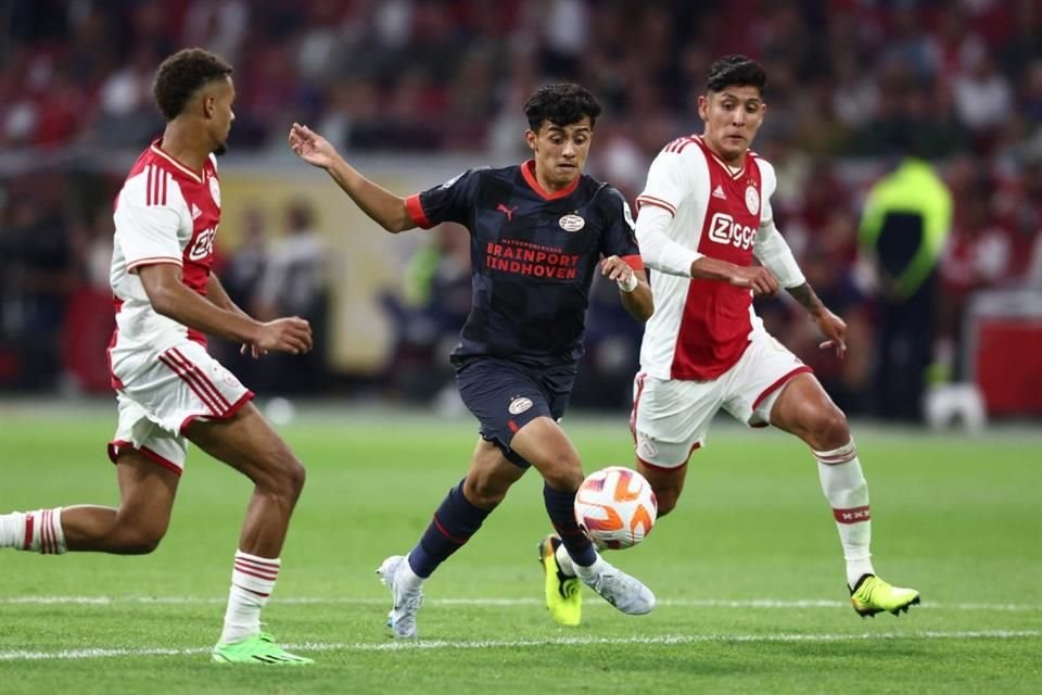 Edson Álvarez (der.) tuvo mucho trabajo en la parte defensiva.