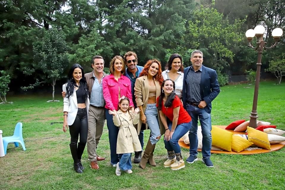 Susana González y Gabriel Soto protagonizan la telenovela 'Los Caminos de Amor'.
