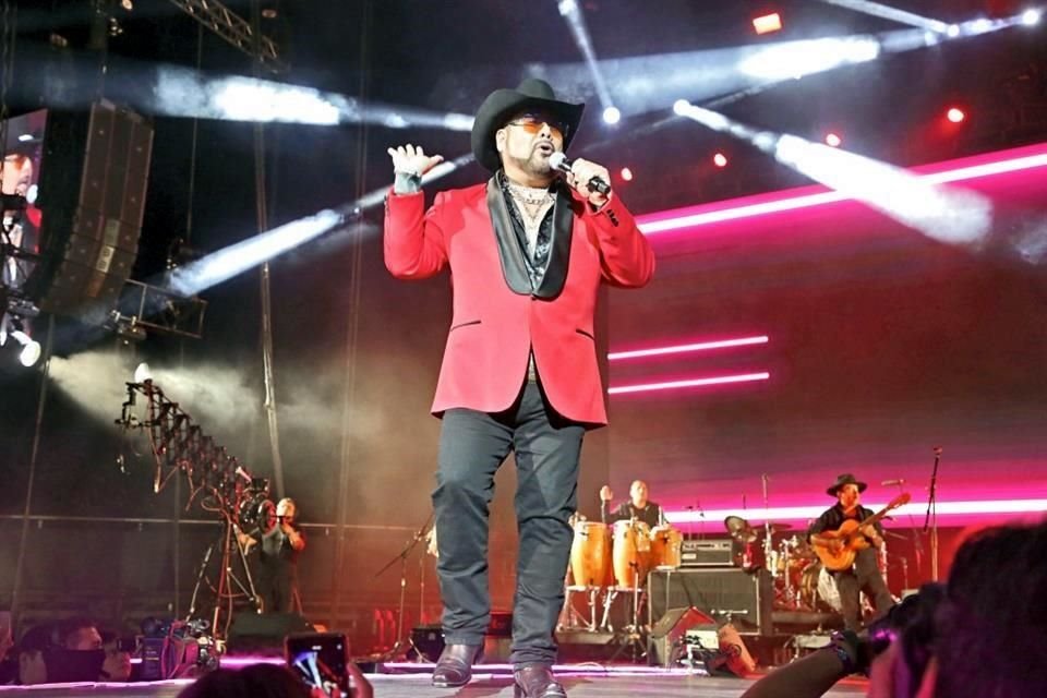 David Olivarez se plantó en el escenario para contagiar su ritmo y entusiasmo.