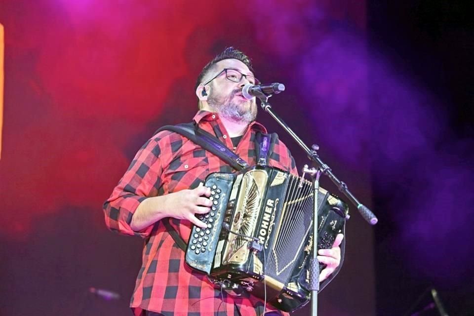 Albert Canales, de Un Nuevo Oro, demostró su dominio del acordeón.