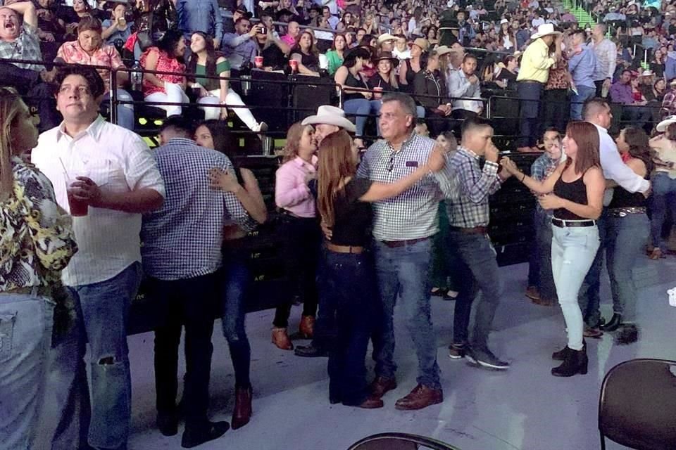 En el área de cancha, los organizadores dejaron espacio para que las parejas bailaran.