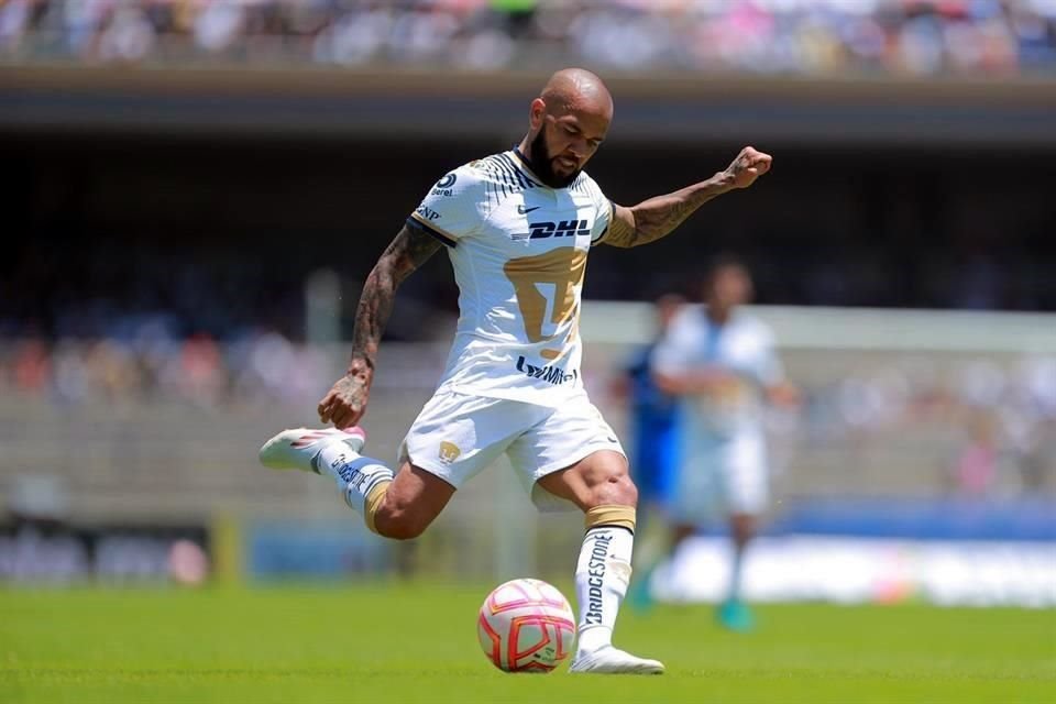 El brasileño Dani Alves se presentó en CU, en un juego dominical, y provoco una gran entrada.