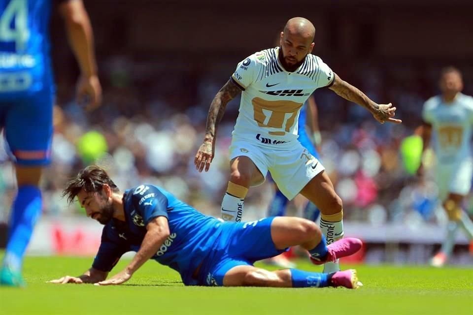 Alves luchó en la media cancha, pero no pesó como la afición universitaria hubiera querido.