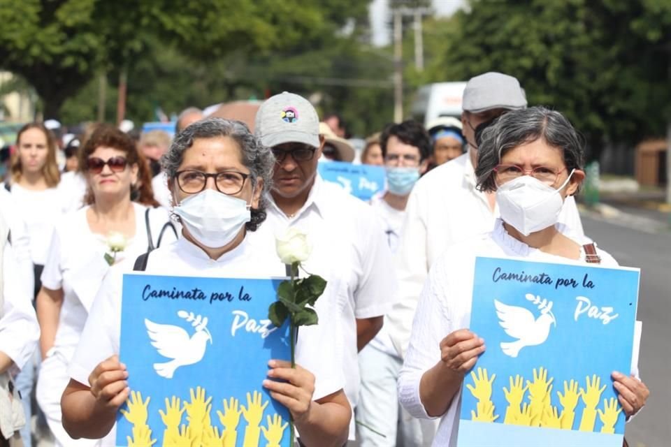 El contingente fue convocado por colectivos católicos.