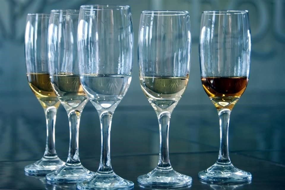 Las cinco clases de tequila varían entre sí por sabor, aroma y matices, características que adquieren en procesos posteriores a destilación.