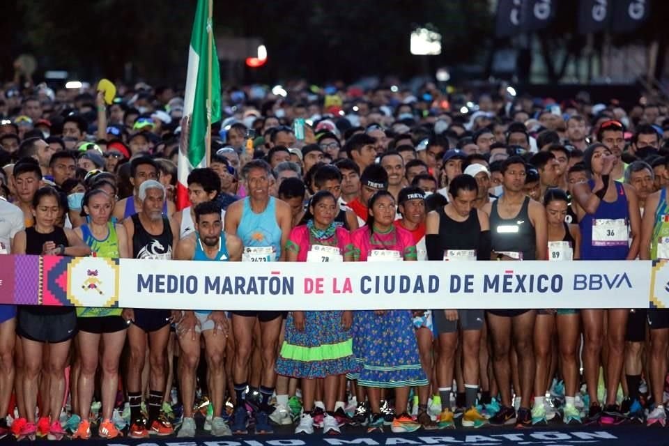Con gran ánimo y esfuerzo se realizó el Medio Maratón de la CDMX 2022. Checa las mejores fotos del evento.