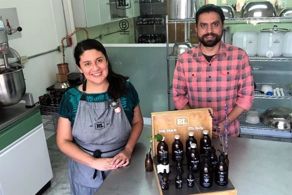 Ximena Mora y Omar Landa, cofundadores de Rayito de Luna, una Pyme sustentable de artículos de cuidado personal.