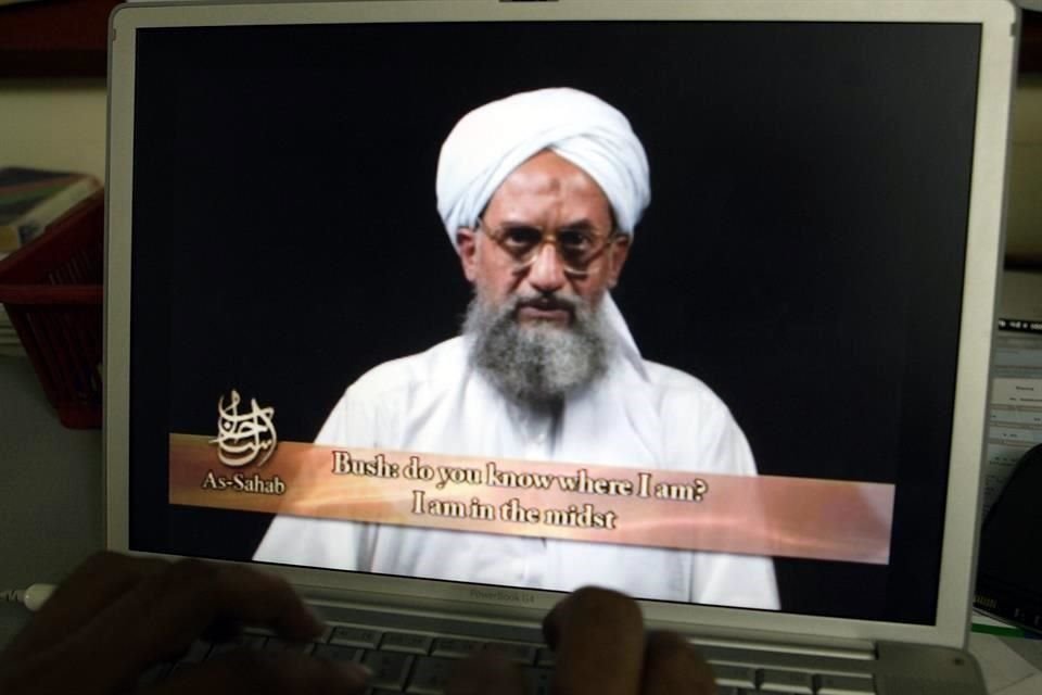 Ayman al-Zawahri habla en un video reproducido en una computadora.