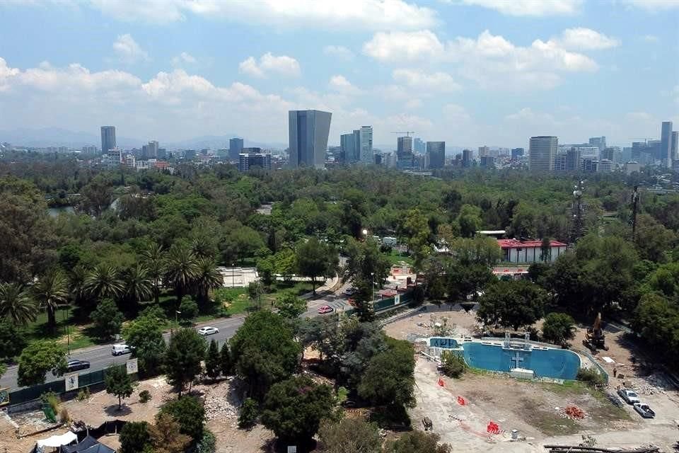 Desmantelamiento de la montaña rusa de la feria de Chapultepec México en segunda sección de Chapultepec el día 09 de julio de 2022