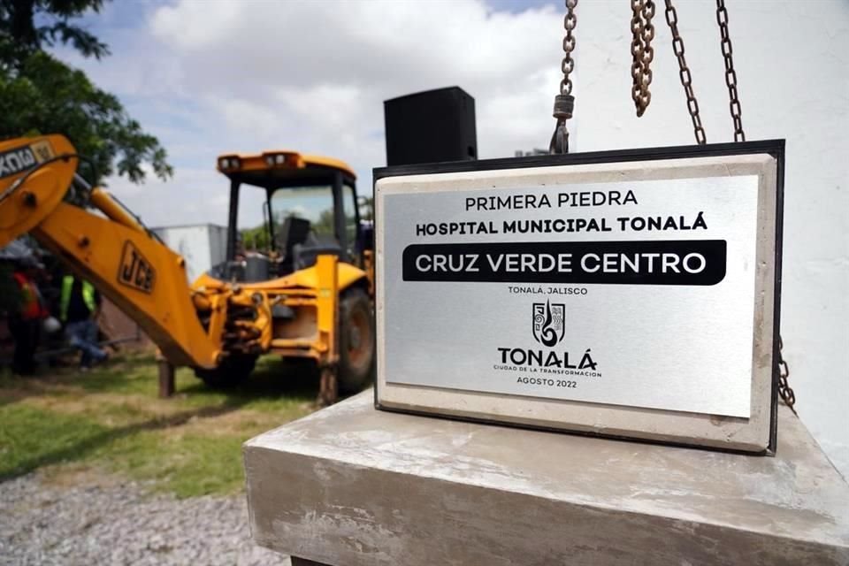El Alcalde Sergio Chávez colocó la primera piedra para construir el Hospital Municipal Tonalá Cruz Verde Centro, en el Cerro de la Reina.