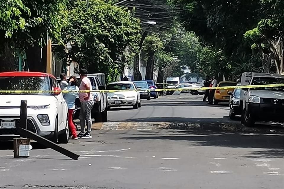 Vecinos denunciaron que desde el lunes permanecía una camioneta estacionada a un costado del Panteón Guadalupano.