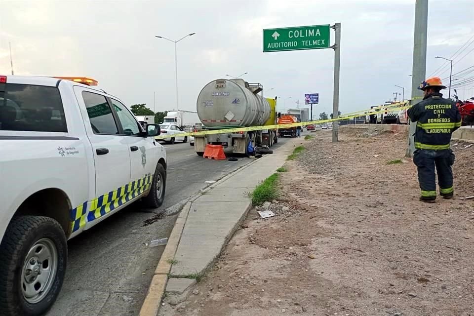 El accidente provoca tráfico intenso en Periférico Sur, cerca de la Avenida 8 de Julio, aunque ya es atendido por policías viales.